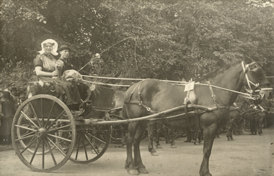 98761 Afbeelding van enkele deeelnemers aan de wedstrijd ringsteken voor paren in tilbury's, dogcars en sjeezen op de ...